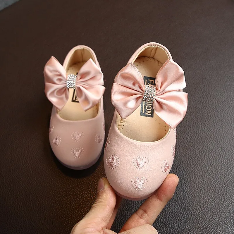 Flower leather shoes for girls. Flat heel kids shoes